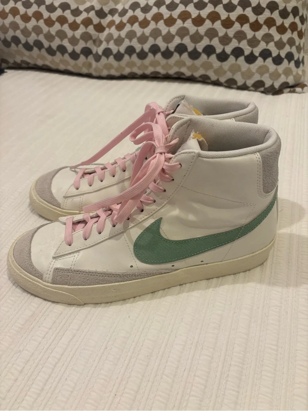Nike Women’s White High-Top Lace-Up Boots with Pink Laces and Green Swoosh